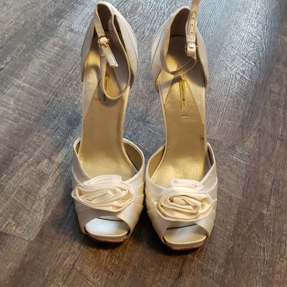 Max Studio Ivory Satin pumps NWOT